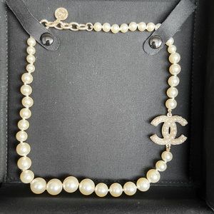 NEW Chanel CC Logo Pearl Chocker Necklace Classic Style Hard to Find